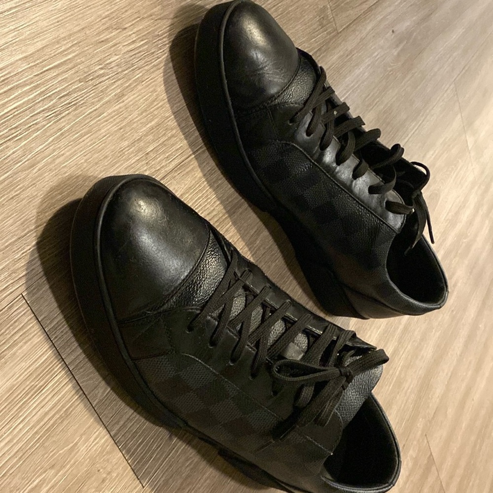 Men Authentic Louis Vuitton Damier sneakers size 10.5…. Super clean